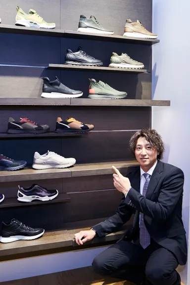 この日背番号を7に変更した金子 侑司選手。ECCOのシューズでかたどった7の前でパチリ