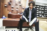 金子 侑司選手もECCO店内でオフで着用するスニーカーを試着中