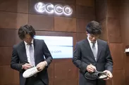 ECCOのベストセラースニーカー「SOFT 7」にサインをする松井 稼頭央二軍監督と金子 侑司選手