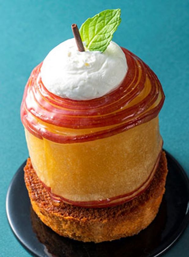 桂剥きにしたりんごと角切りりんご、2つの食感が楽しめる
りんごづくしのご褒美デザート
2019年12月1日（日）より大阪新阪急ホテルにて販売