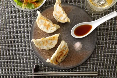 【牡蠣を丸々包んだ贅沢餃子】