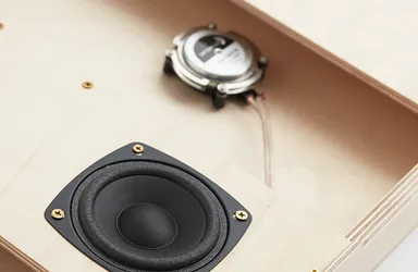 木と共鳴するスピーカー