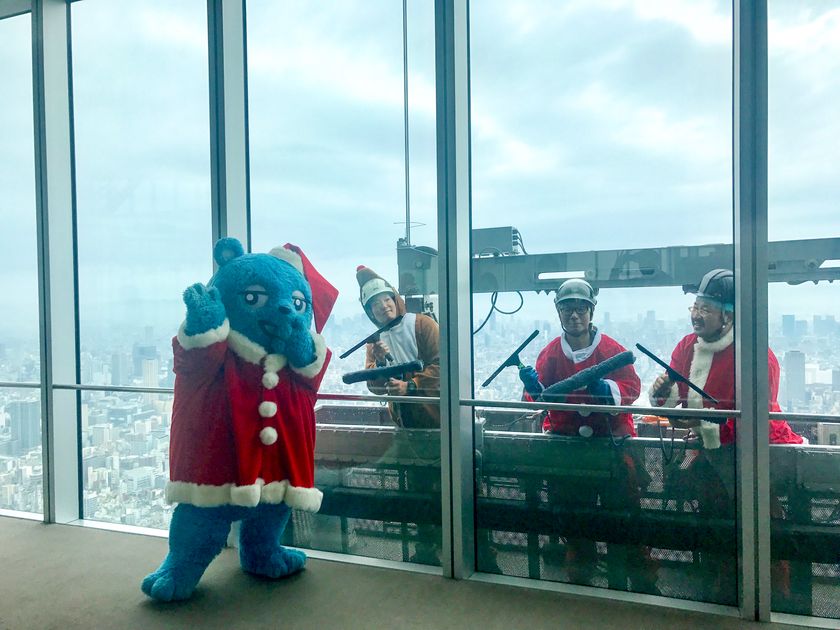 日本一高いビル「あべのハルカス」でサンタクロースやトナカイが窓拭き！
～１２月１日（日）から２４日（火）までのうち１２日間実施します～
