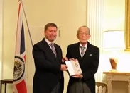 ポール・マデン駐日英国大使閣下（左）と稲盛和夫　京セラ(株)名誉会長（右） (c)駐日英国大使館