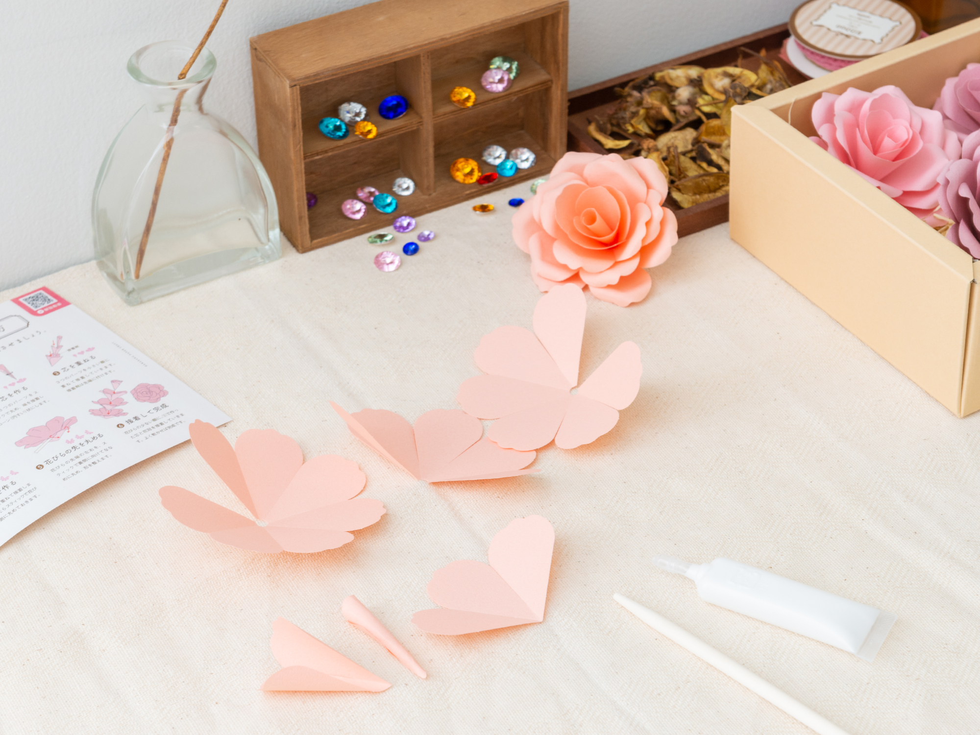紙の質感が美しい ナチュラルかわいいフラワーボックスを作るキット 花咲くペーパークラフト が12月3日に新発売 東洋図書出版株式会社のプレスリリース