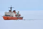 南極観測船「しらせ」(撮影：JARE58鈴木 裕子)