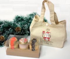 サンタがクリスマス前にやってきた！？伊勢のプリン専門店のかわいいオリジナルトートバッグにサンタバージョン登場！「冬プリン」含む季節限定3個セットについてくる！