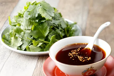 トッピングし放題のパクチー＆ラー油