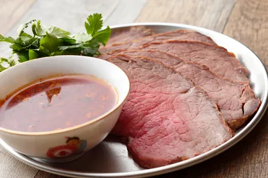 【ディナー限定】自家製スパイスオイルのローストビーフ 台湾風BBQソース