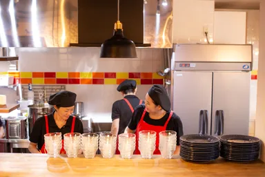 笑顔あふれる店舗スタッフ