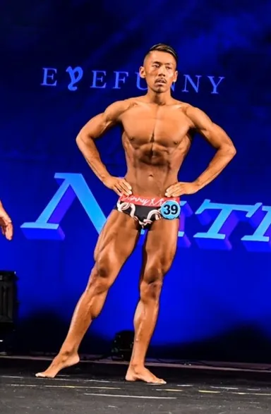 脚線美が評価された村松トレーナー