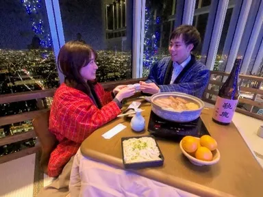 【どてらを着ておでんを食べている様子】