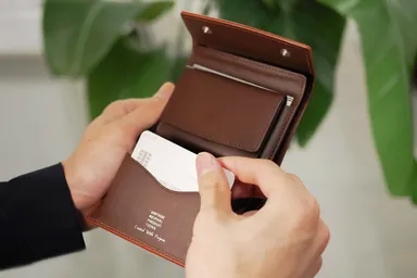 スマホのように持つ【縦づかい財布】