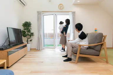 高断熱高気密設計に加え無垢材の床と漆喰の壁など自然素材を多用(写真は建築工房いろはが手がけたエコハウスM様邸)