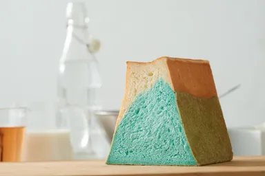 カットすると富士山の美しい冠雪がかかった様子が再現されている「FUJISAN SHOKUPAN」