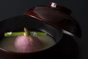 【星のや京都】夕食・椀物「桃花餅白味噌仕立て」