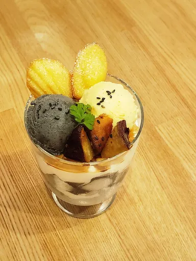 黒ごまみるくパフェ2