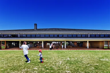 全開放できる扉で外と繋がる園舎