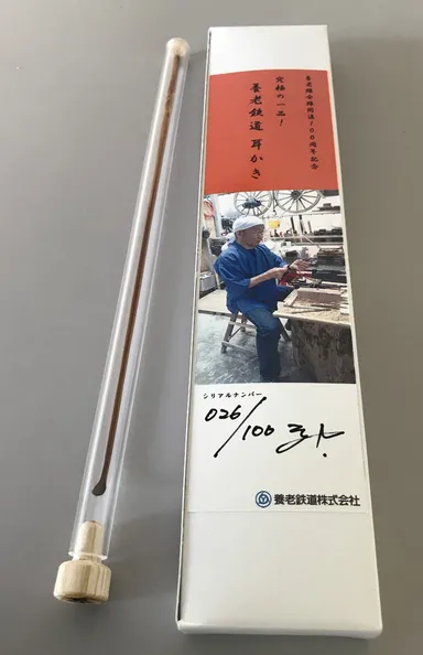 パッケージおよび耳かきケース