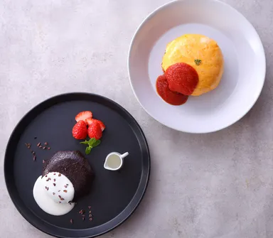 「ふわふわたまごのオムライス」(右)と「うふうふショコラオムレツ」(左)