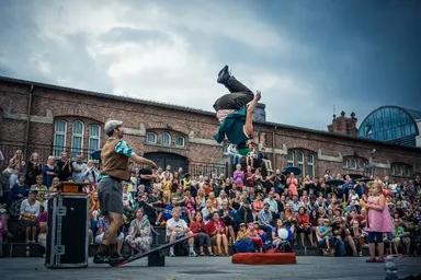 Les Dudes(曲乗り芸)