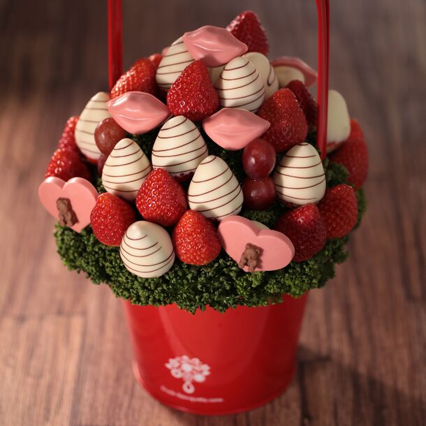 マンネリ化したバレンタインに新提案 リップ型チョコで あふれる愛 を表現したフルーツブーケ 年1月下旬より新発売 プレジール株式会社のプレスリリース