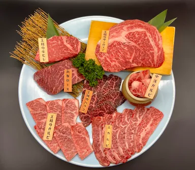 山形牛が入った豪華絢爛な「壱萬圓盛り」