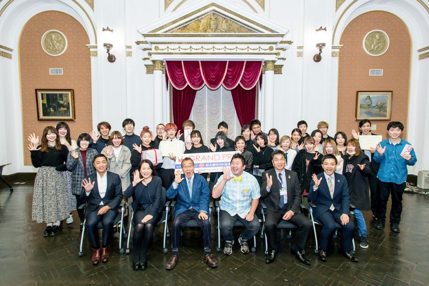 大阪・夢洲の海洋プラスチックに着目した高校生チーム
OSAKAもの・ことづくりラボとの新“お土産”づくりプロジェクトで
環境にやさしいお菓子を提案