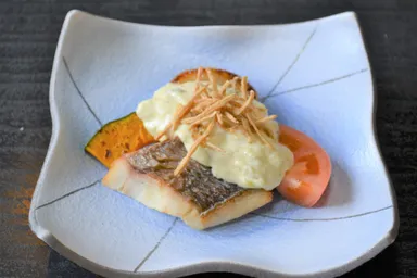 美食街めぐり料理例：鯛のソテークリームチーズソースかけ