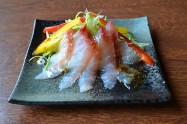 美食街めぐり料理例：白身魚の海鮮サラダ