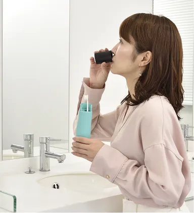 うがいをする図