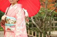 日本の伝統衣装着物を纏った女性