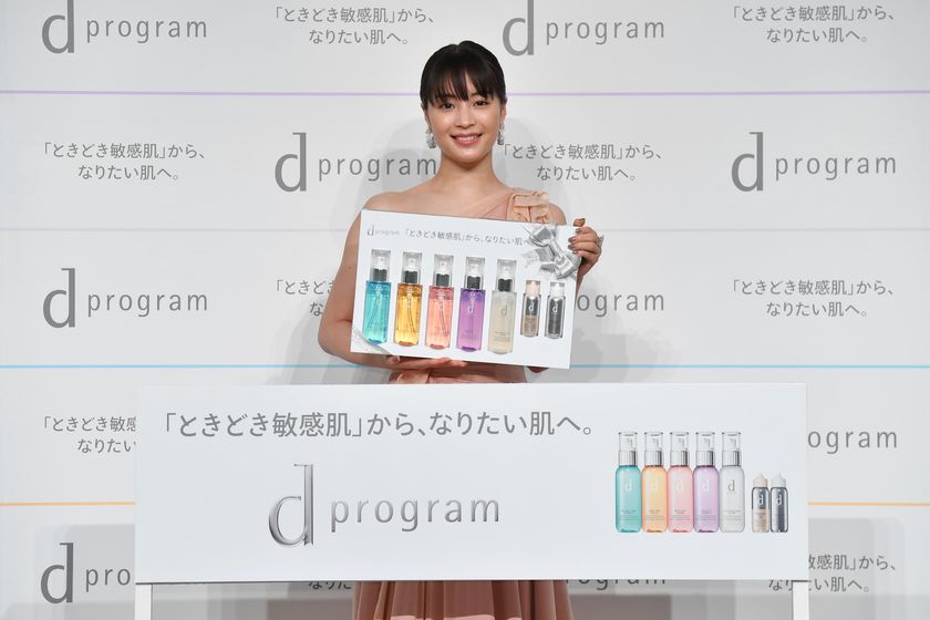 広瀬すずさんが d プログラム新ミューズに就任
愛用ボトルをイメージしたピンクのドレスで登場！
「私にとって d プログラムは救世主」