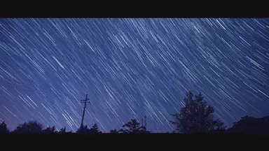 弧を描く美星の星空