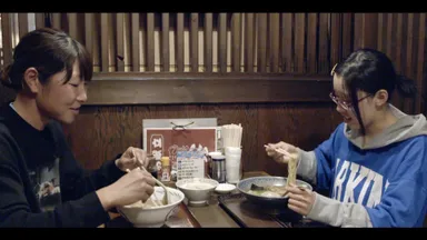 現場監督の先輩と、仕事終わりの女子会でおしゃべり。今日のメニューはラーメンです。