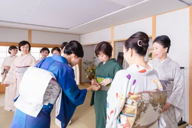 撮影の合間にきもの談義をする姿も 2