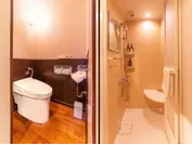 トイレ(左)とシャワーブース(右)のイメージ写真
