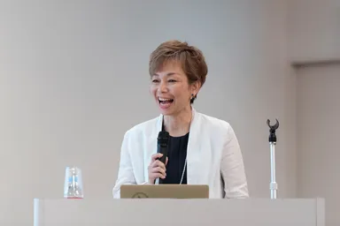 西崎 彩智(講演の様子1)