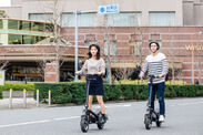 日本初！バッテリー着脱可能な電動キックボード＆スクーターが登場　公道走行可の2機種をクラウドファンディングで販売開始