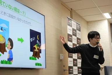 説明する学生の方