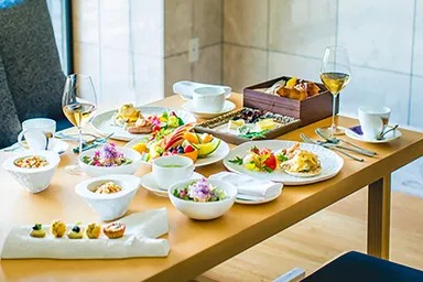 スイートルームで楽しむ「ラグジュアリー・ブレックファスト」