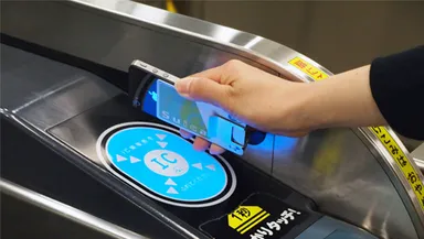 SUICAを挟んでスムーズに通過