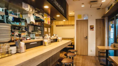 明るい店内では、お一人様でも気軽にアツアツのオムライスをお楽しみ頂けます。