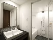 ホテルフォルツァ博多駅筑紫口II バスルームイメージ 多機能シャワーパネルを備えています