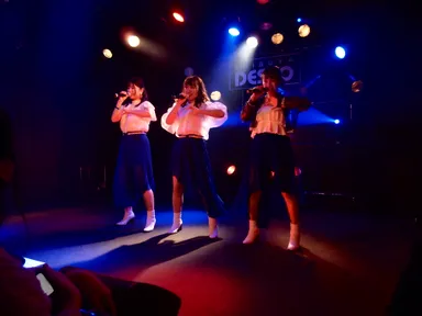 左からメンバーの成田彩、宮凪華巳、リーダーの高橋りな