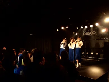 指を3本重ねる紗音都ポーズに多くのファンが写真をおさめた