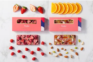 左「ルビータブレットチョコレート・ストロベリー」1,600円　(税別)、右「ルビータブレットチョコレート」1,400円(税別)