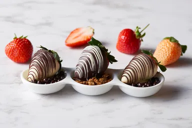 いちごの果汁とチョコがお口に広がる！「ストロベリーディップ」680円(税別)