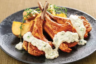 骨付きラム肉のステーキ ザジキソースがけ