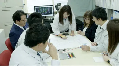 図面と設計書を基に、スタッフ揃ってミーティング。大切な時間です。